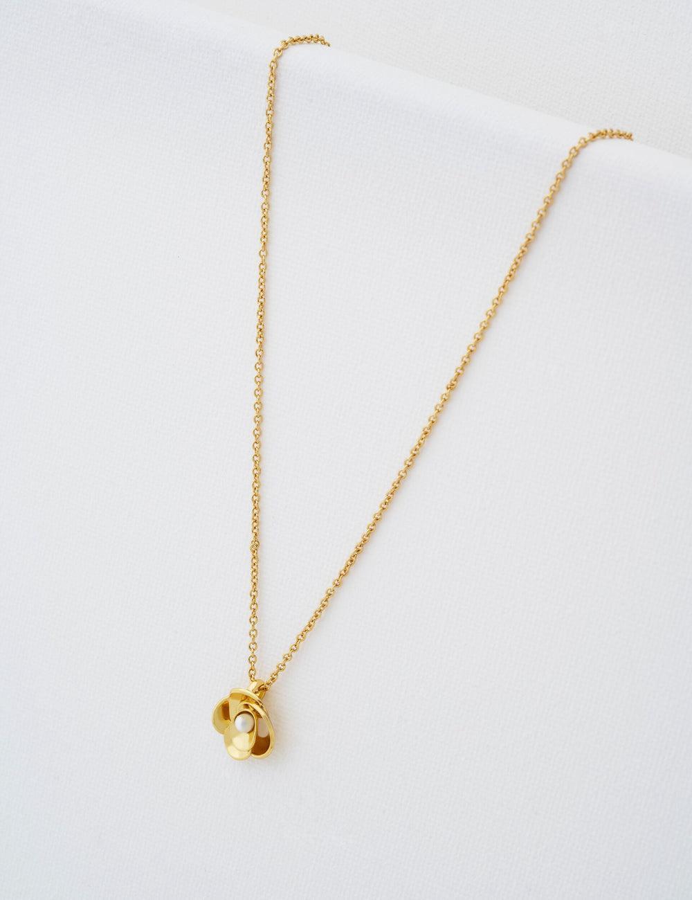 Women Ted Baker FLORA - Pearl Detail Flower Pendant Necklaces Gold | India  EGDC-26701