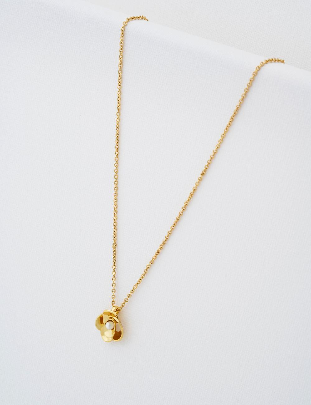 Women Ted Baker FLORA - Pearl Detail Flower Pendant Necklaces Gold | India  EGDC-26701