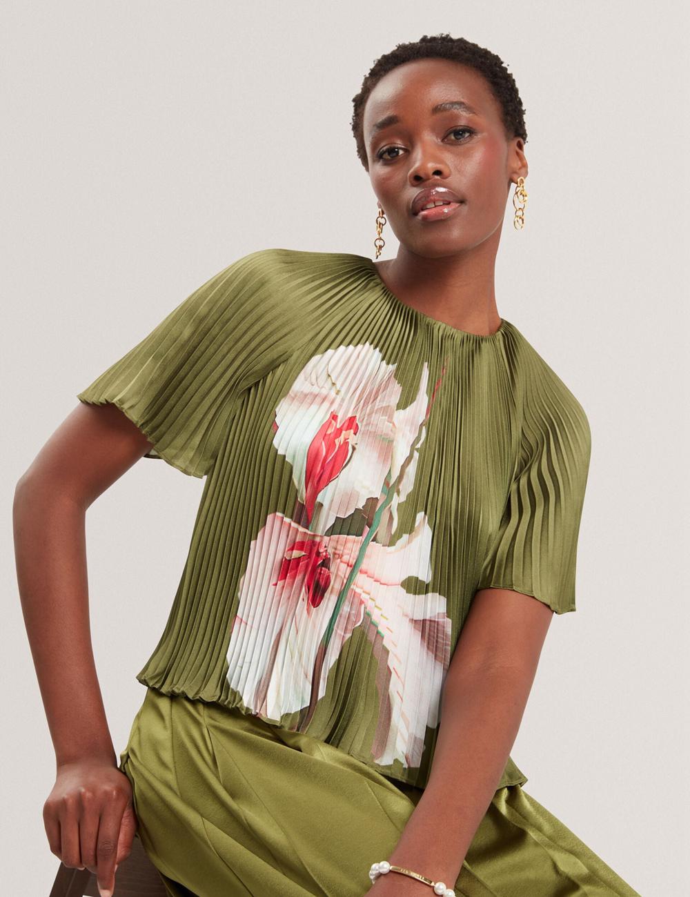 Women Ted Baker LIONAA - Floral Graphic Pleated Satin Short Sleeve Blouses Green | India  VQMZ-60394
